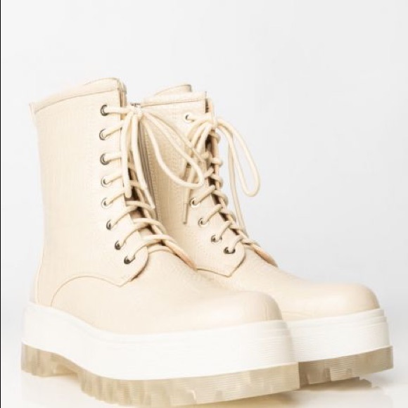 🎊HP🎉 Dolls Kill Ivory Chelsea Vegan Crocodile Leather Lace Up Flat Boots - Picture 2 of 5